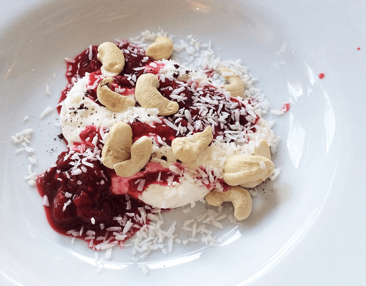 rysk yoghurt med hallon och kokos
