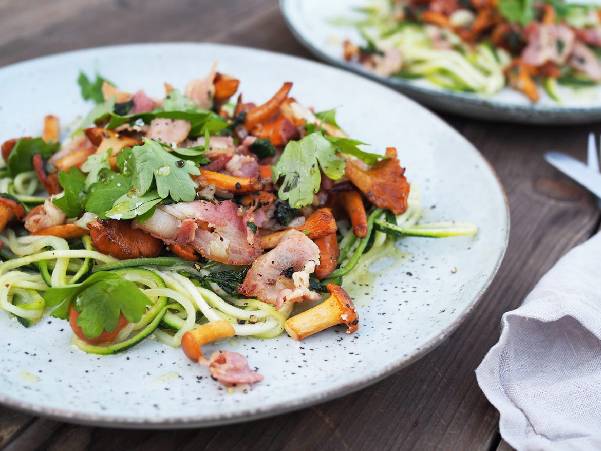 kantareller med bacon och zoodles