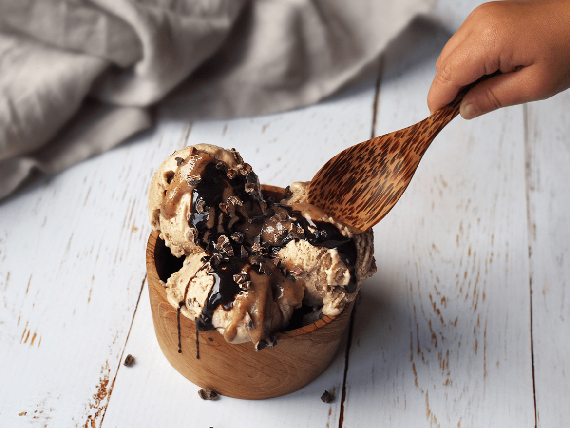 mjölkfri bananglass med jordnötssmör och kakao mjölkfri bananglass med jordnötssmör och kakao