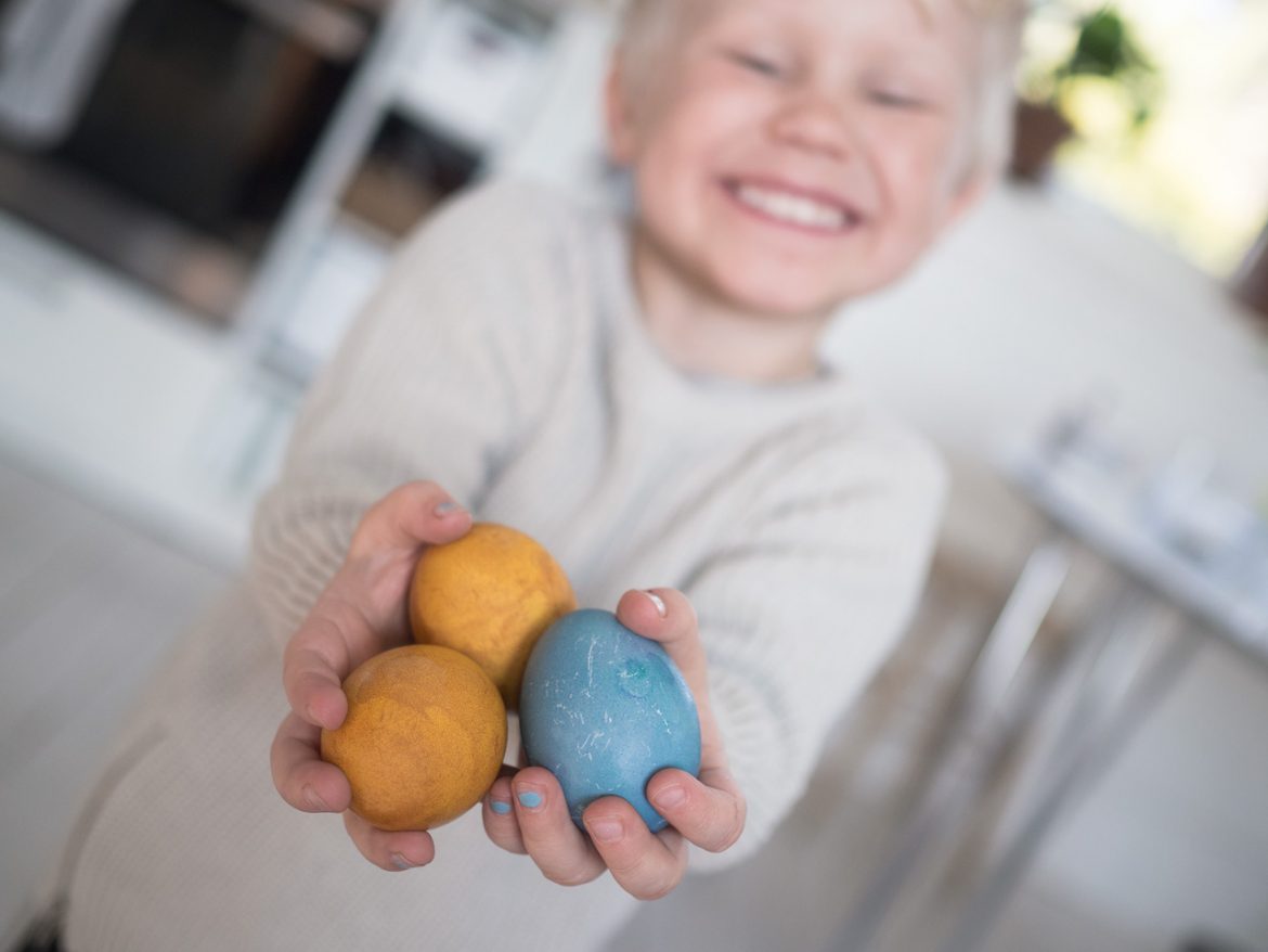 färga ägg gurkmeja påskägg