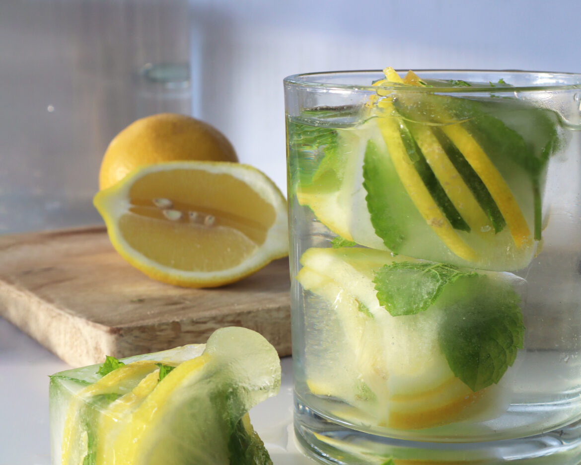 Citronvatten isbitar med citron och mynta